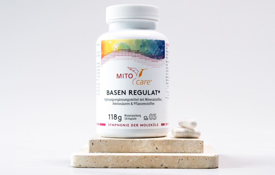 mitocare produktbild basen regulat auf einem stein mit kapseln daneben vor grauem hintergrund