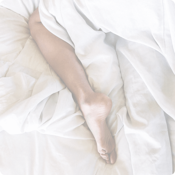 Fuß einer schlafenden Person im Bett